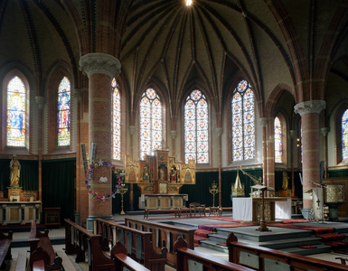 117248 Interieur van de Barbarakerk (Koninginnenlaan 3) te Nieuwegein: koor.